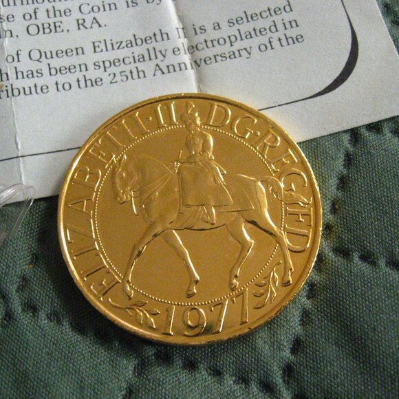 Queen Elizabeth II Silver Jubilee 1977 Vintage Gold Coin - Picture 1 of 9